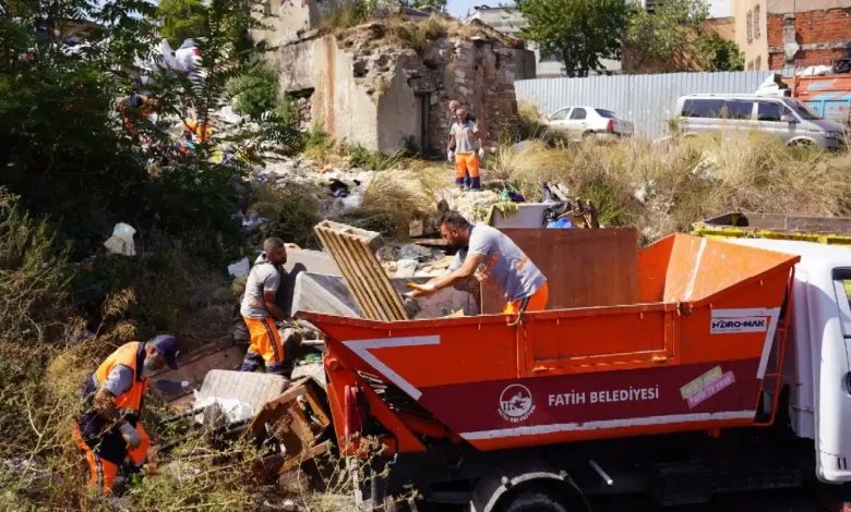 Fatih Belediyesi'nden Periyodik Temizlik Seferberliği: Boş Arsalar ve Metruk Binalar Yeniden Hayat Buluyor 1 Fatih Belediyesi'nden Periyodik Temizlik Seferberliği: Boş Arsalar ve Metruk Binalar Yeniden Hayat Buluyor