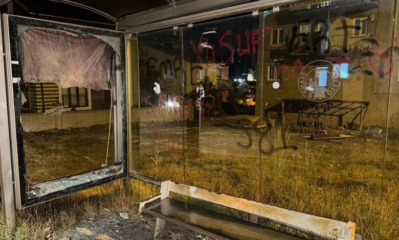 Karşıyaka Mahallesindeki Otobüs Duraklarına Vandal Saldırı 1 Karşıyaka Mahallesindeki Otobüs Duraklarına Vandal Saldırı