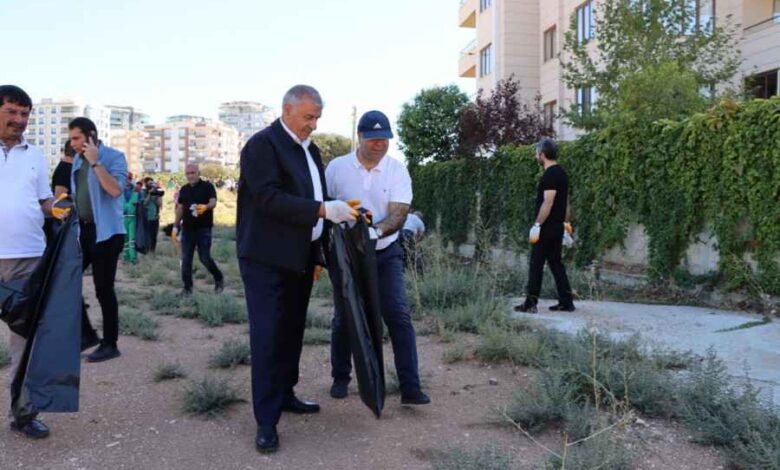 Karaköprü'de 'Kirletmemek Medeniyettir' Kampanyasıyla Mahalle Temizliği Sürüyor 1 Karaköprü'de 'Kirletmemek Medeniyettir' Kampanyasıyla Mahalle Temizliği Sürüyor