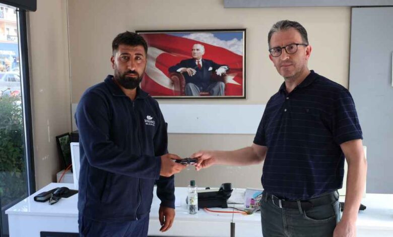 Temizlik İşçisi Kaybolan Cüzdanı Sahibine Ulaştırdı 1 Belediyeden Erdemli Bir Davranış: Temizlik İşçisi Kaybolan Cüzdanı Sahibine Ulaştırdı