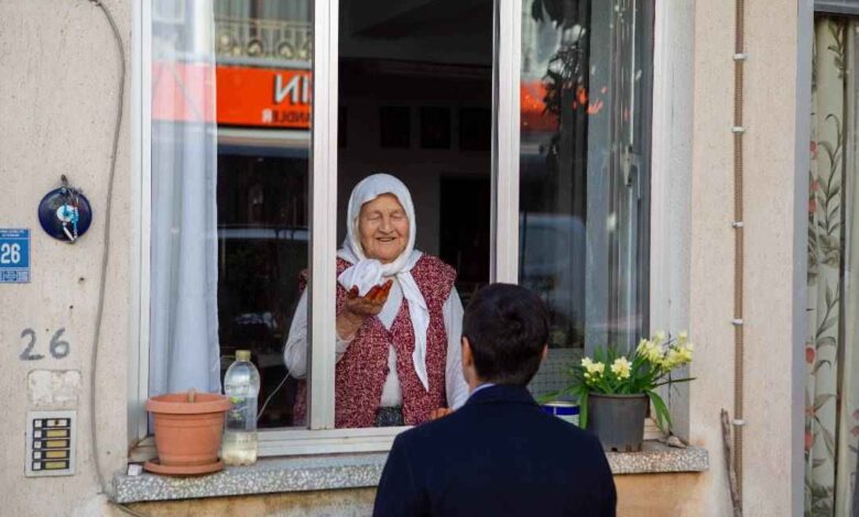Başkan Ünlü'den Dünya Yaşlılar Günü Mesajı: "Yaşlılarımıza Yaşamın Ağırlığını Hissettirmemeliyiz 1 Başkan Ünlü'den Dünya Yaşlılar Günü Mesajı: "Yaşlılarımıza Yaşamın Ağırlığını Hissettirmemeliyiz
