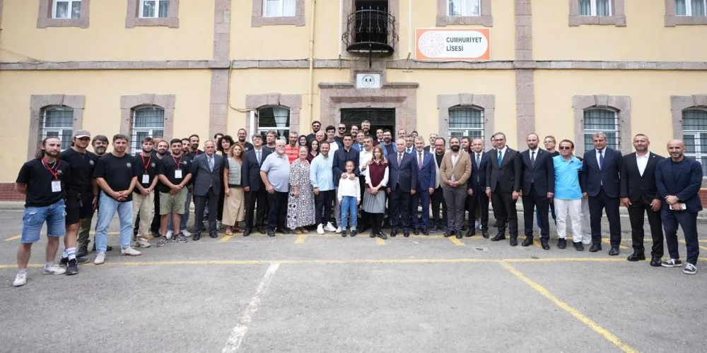 Bakan Tekin’den “Ailem” Dizisi Setine Ziyaret: “Aileyi Eğitime Dahil Etmeliyiz”