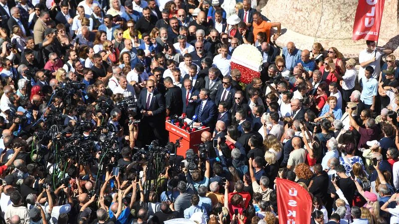 CHP’nin 102. kuruluş yılı kutlamasında Özel’den birlik ve mesajları