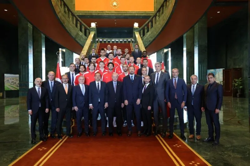 Cumhurbaşkanı Erdoğan milli takımları kabul etti