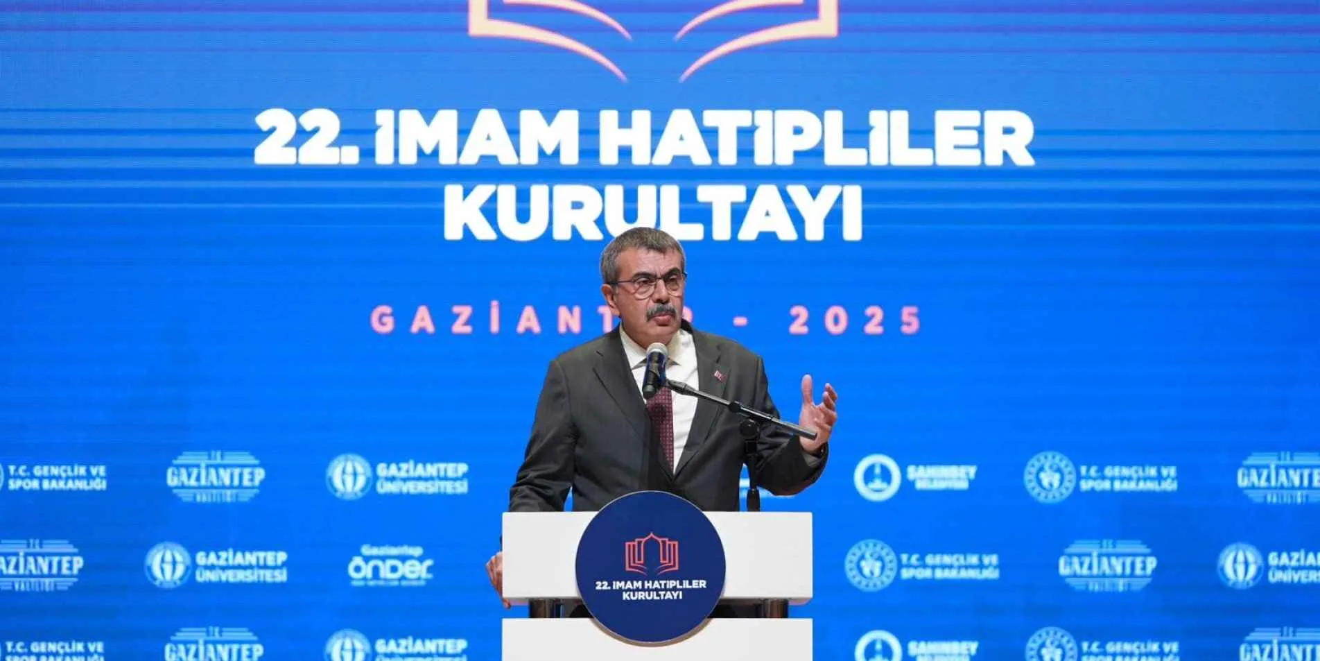 İmam Hatipliler Kurultayı: Bakan Tekin’den demokrasi vurgusu