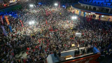 Özgür Özel’den Zeytinburnu Mitinginde Sert Mesajlar: “Kazanana Kadar Buradayız”