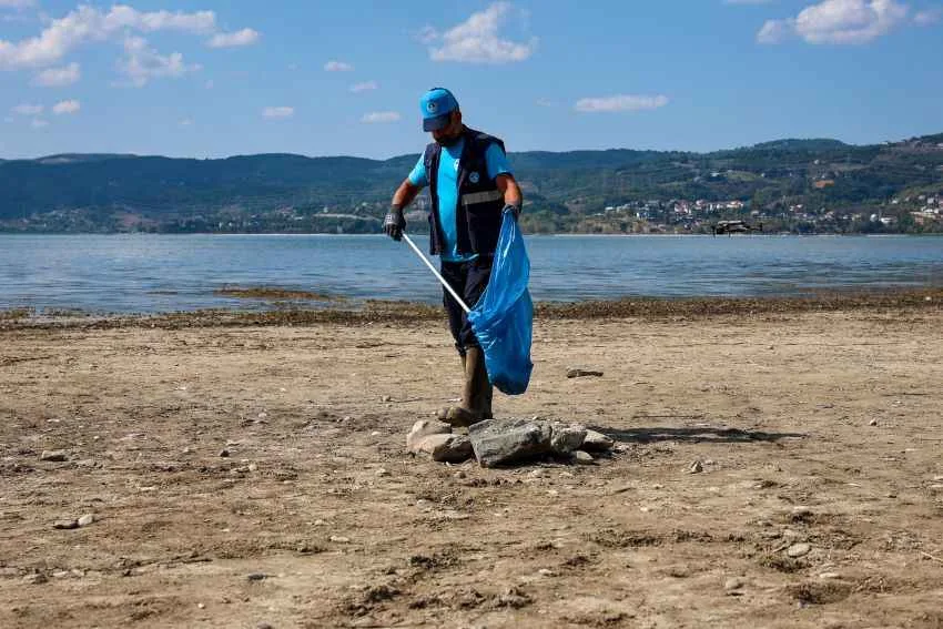 Sapanca Gölü’nde 2 ton çöp toplandı, ekosistem korunuyor