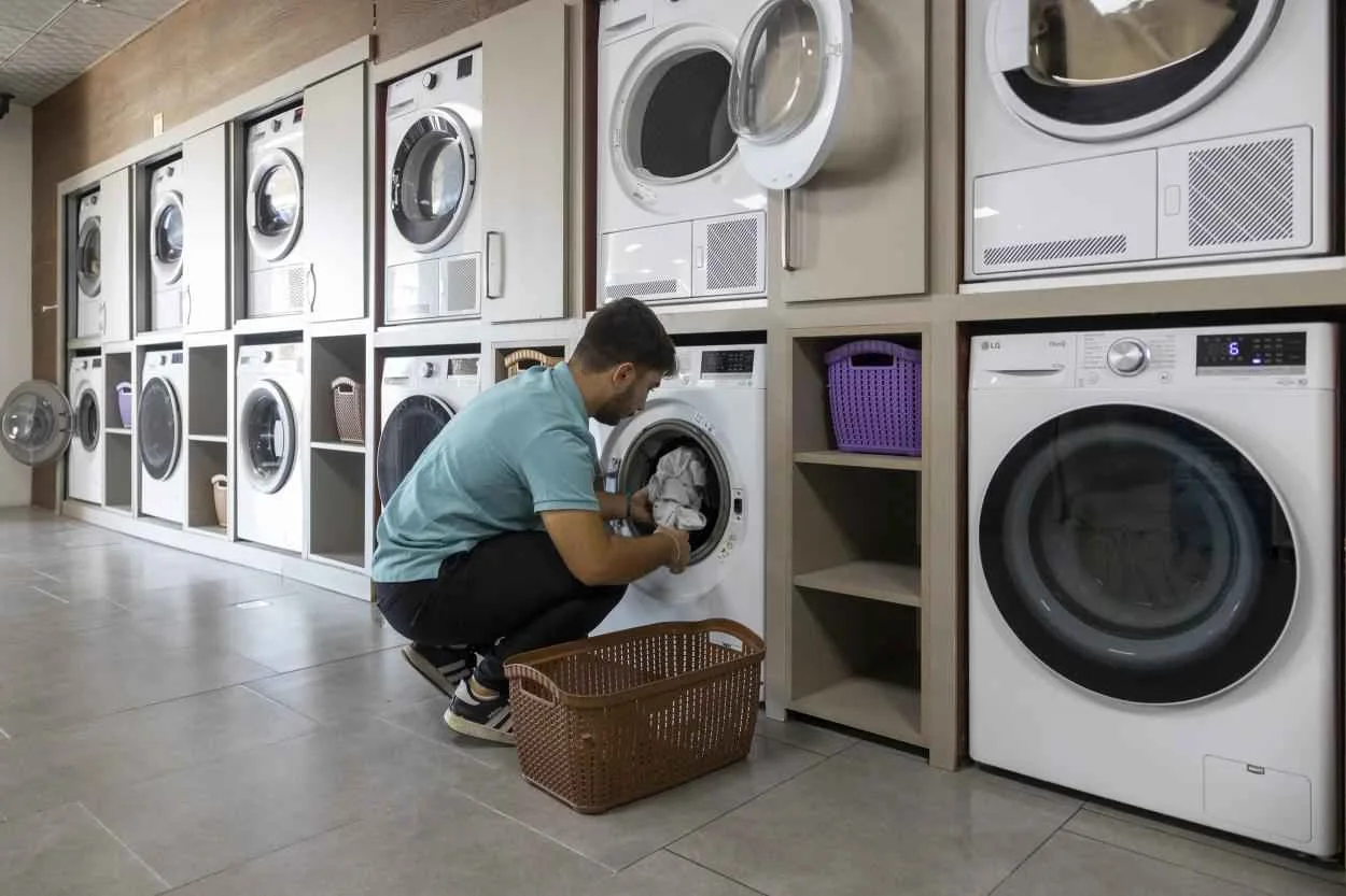 Mersin’de ‘Çamaşır Kafe’ öğrencilerin yükünü hafifletiyor