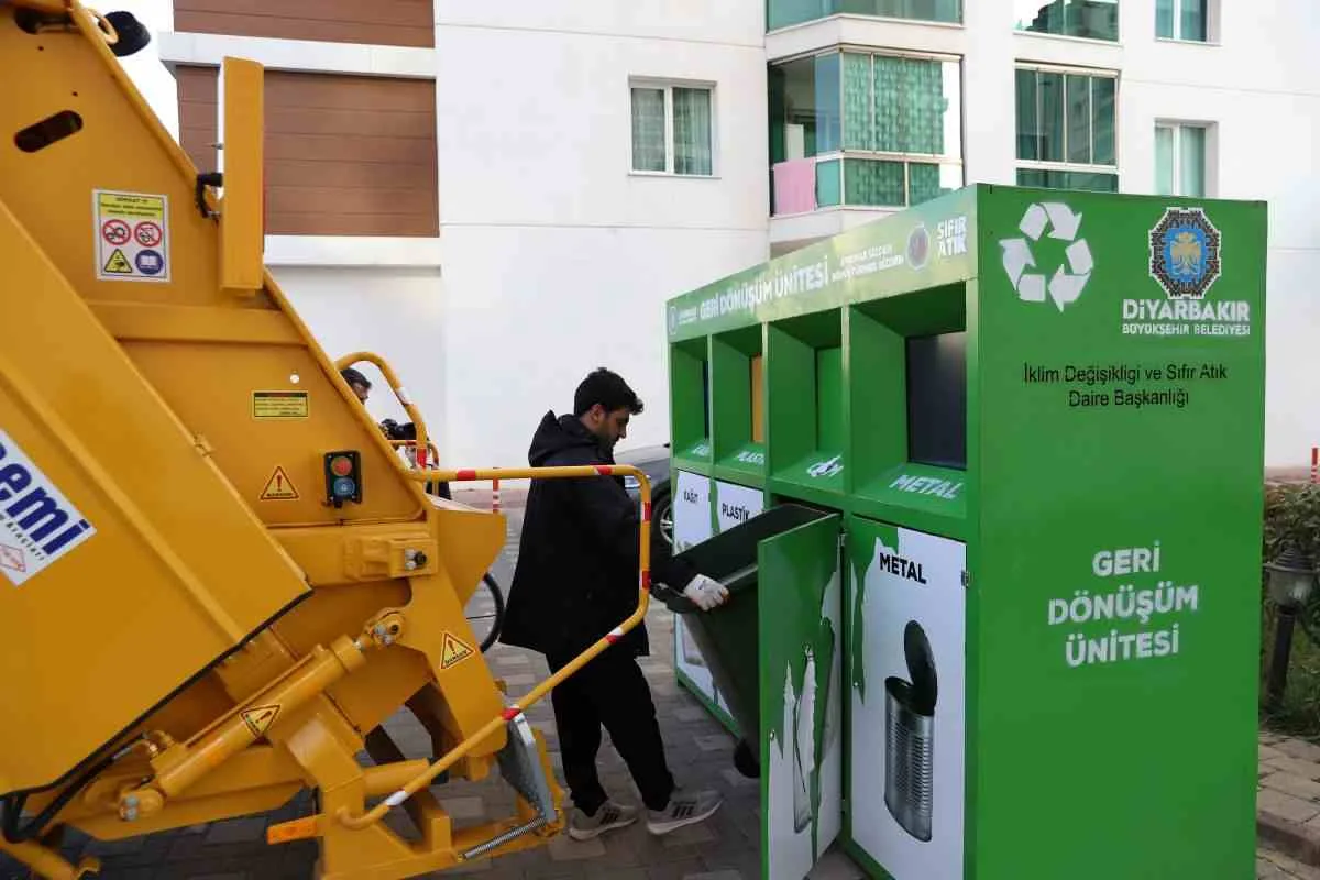 Diyarbakır’da 15 siteye geri dönüşüm ünitesi: 10 bin yurttaş bilgilendirildi