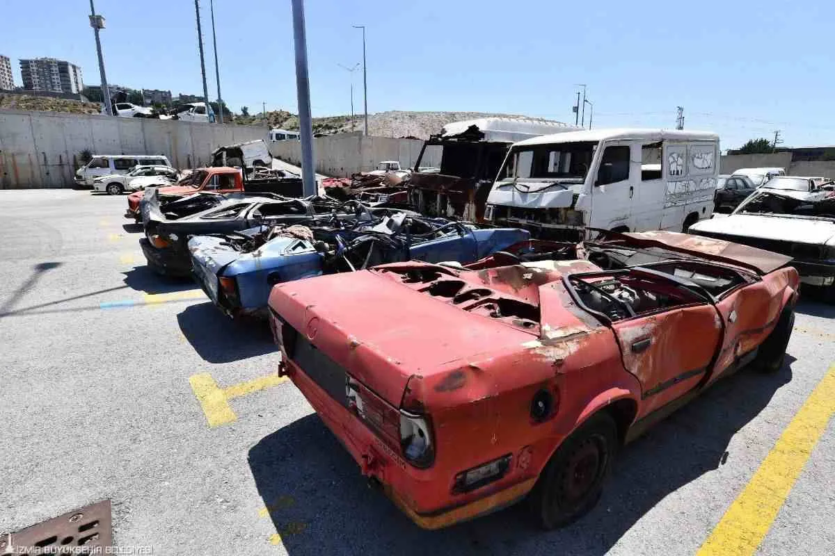 İzmir’de hurda araçlar ekonomiye kazandırılıyor