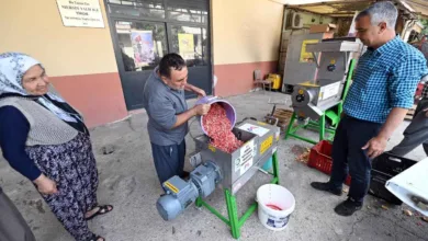 Mersin Büyükşehir’den Üreticiye Nar Taneleme ve Sıkma Makinesi Desteği