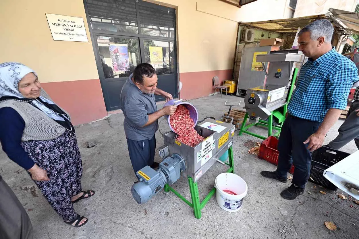 Mersin Büyükşehir’den Üreticiye Nar Taneleme ve Sıkma Makinesi Desteği